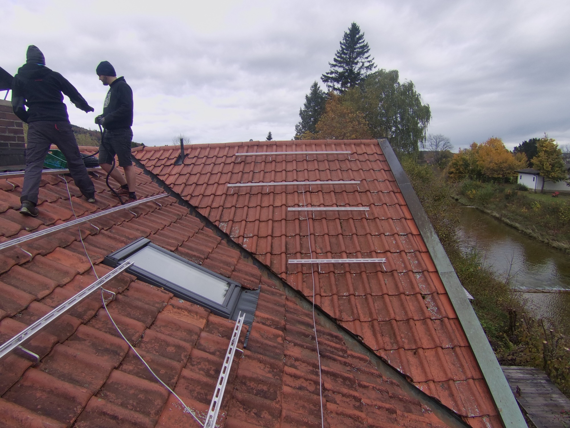 East installation with rail grounding rod