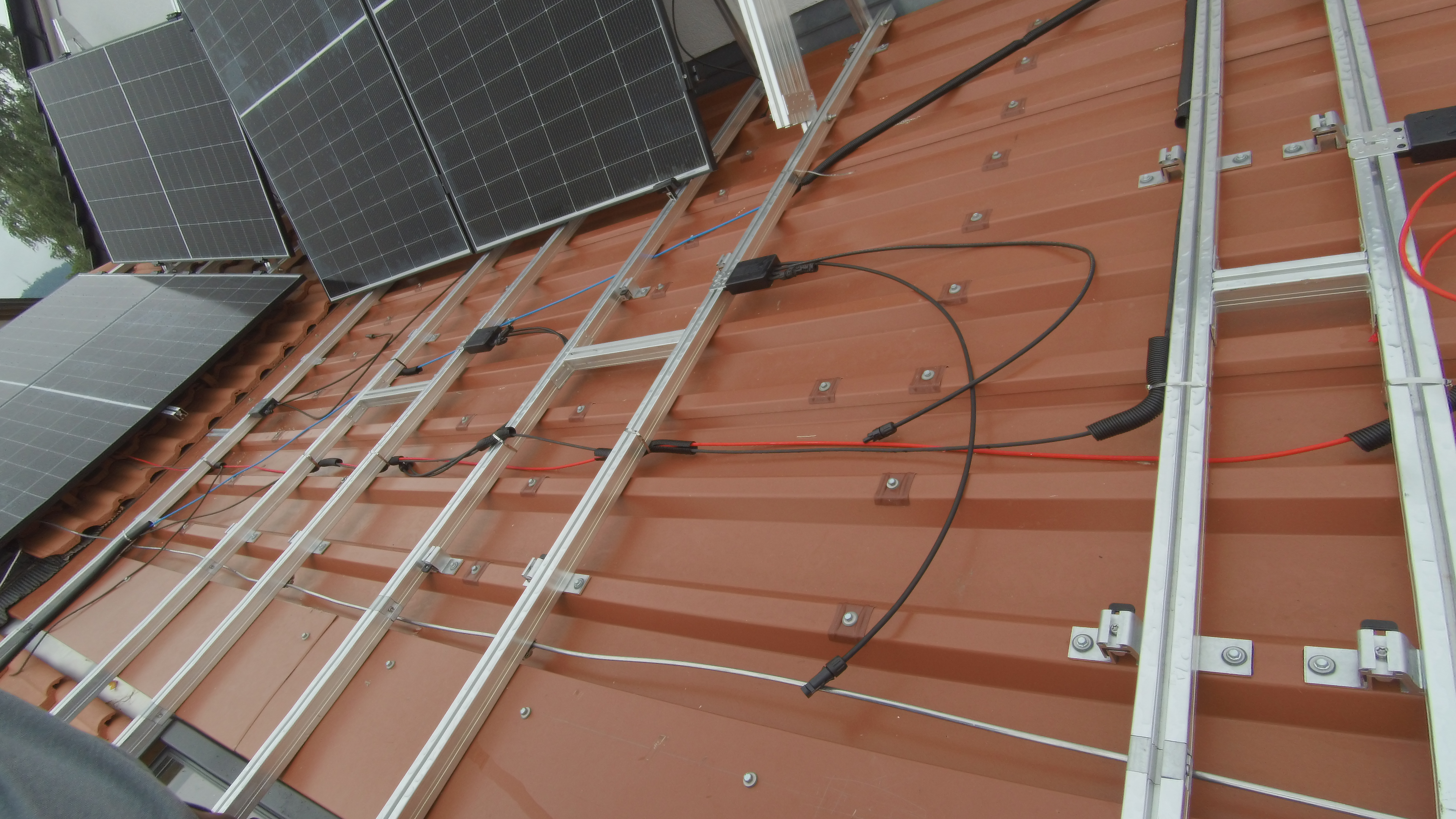 second roof, elevated part with trapezoidal metal roof (hooks: SL-Rack)