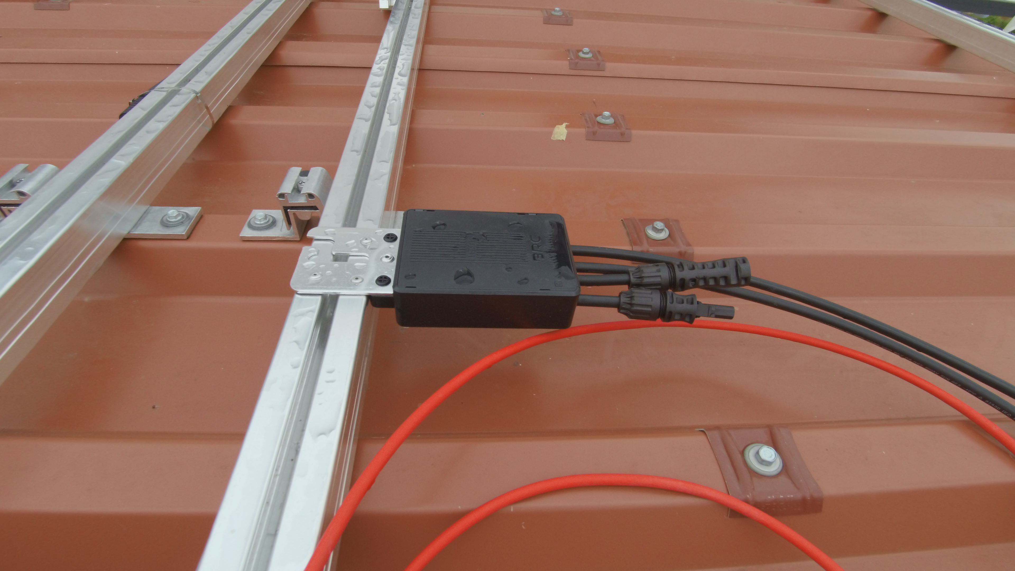 optimizers for elevated part (BRC solar, M500), DC plugs changed to Stäubli MC4-evo2