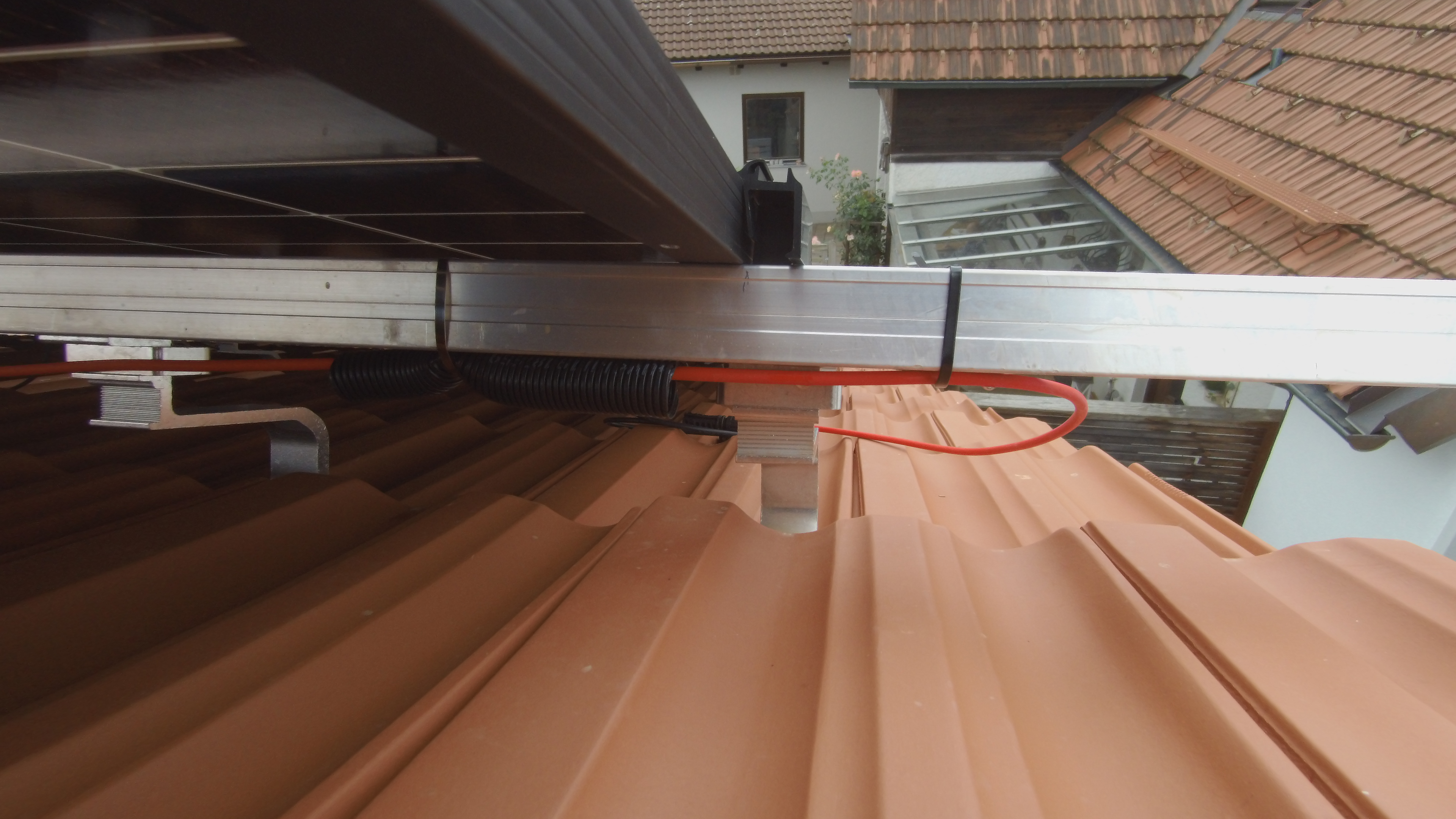 string wiring with red (plus) DC cables, metal ties (with protection) and plastic cable ties; frankly, I don't like the exposed part, but... next time